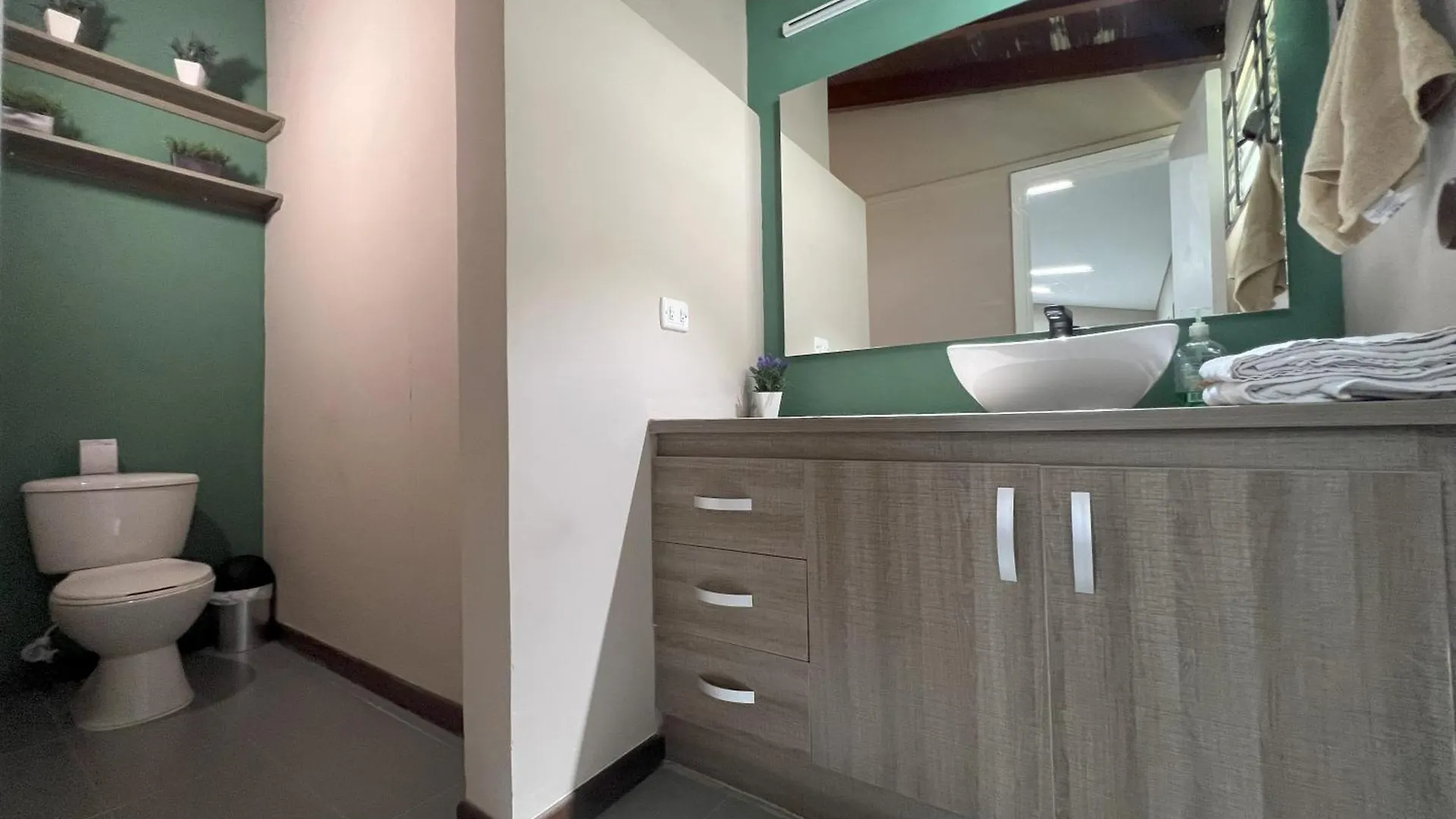 Hospedaje Cerca A Centro Comercial De Santafe A104 By Roots Rentals Medellín